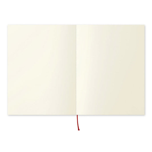 Minimalistisch crème Midori MD A4-notitieboek met een witte, textuurrijke rug en een Japanse geïllustreerde buikband.