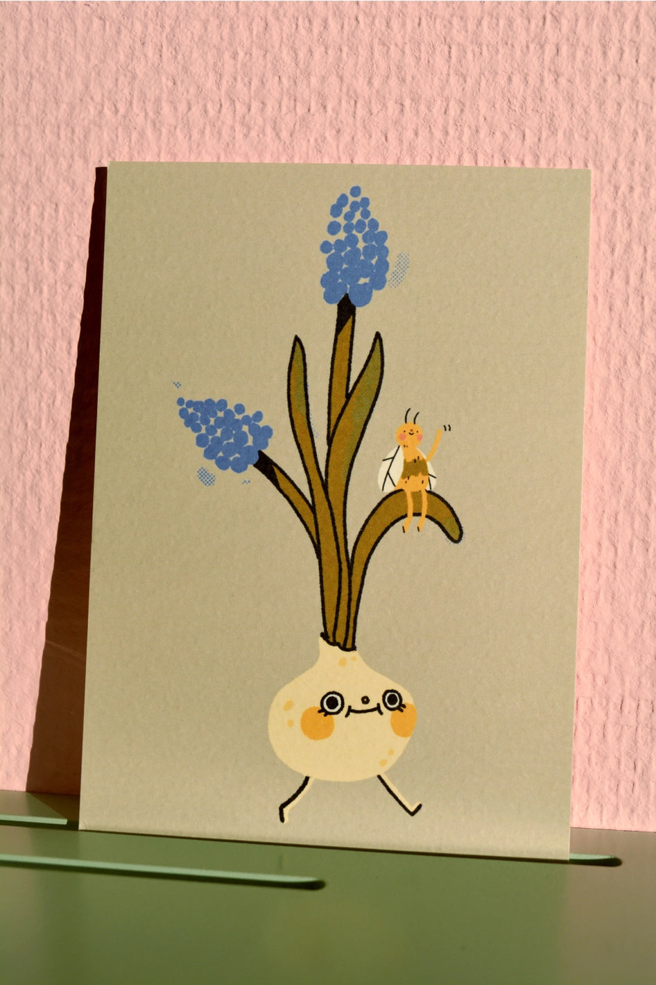 Bloemkolie Wenskaart - Wandelende Bloembol en Hommel
