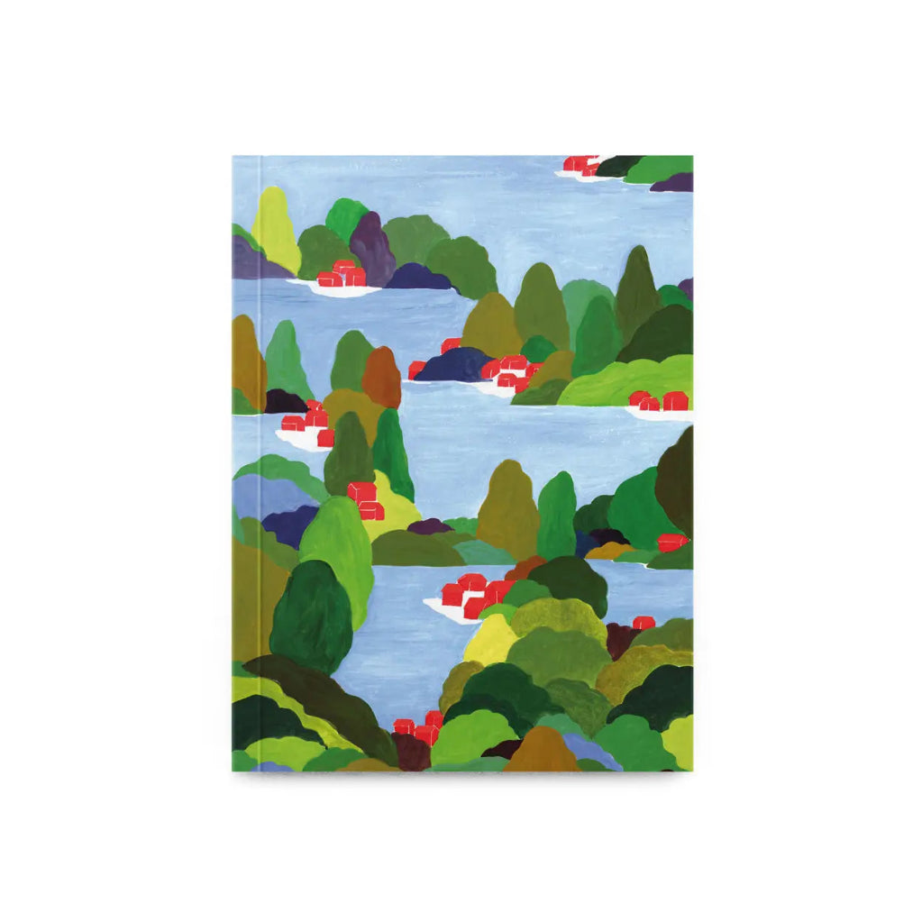 Petit Gramme A6-notitieboek met een geschilderd eilandlandschap met blauw water, groene heuvels en kleine rode huisjes.