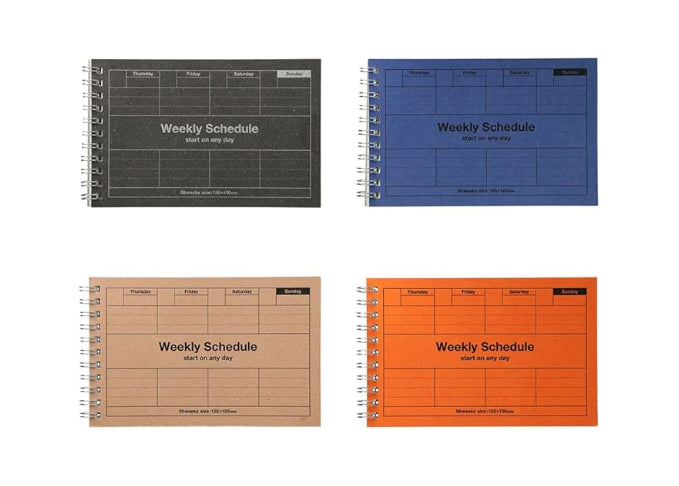 Vier spiraalgebonden Mark’s Inc. A6 weekplanners in zwart, blauw, kraft en oranje met minimalistische covers met rasterpatroon.