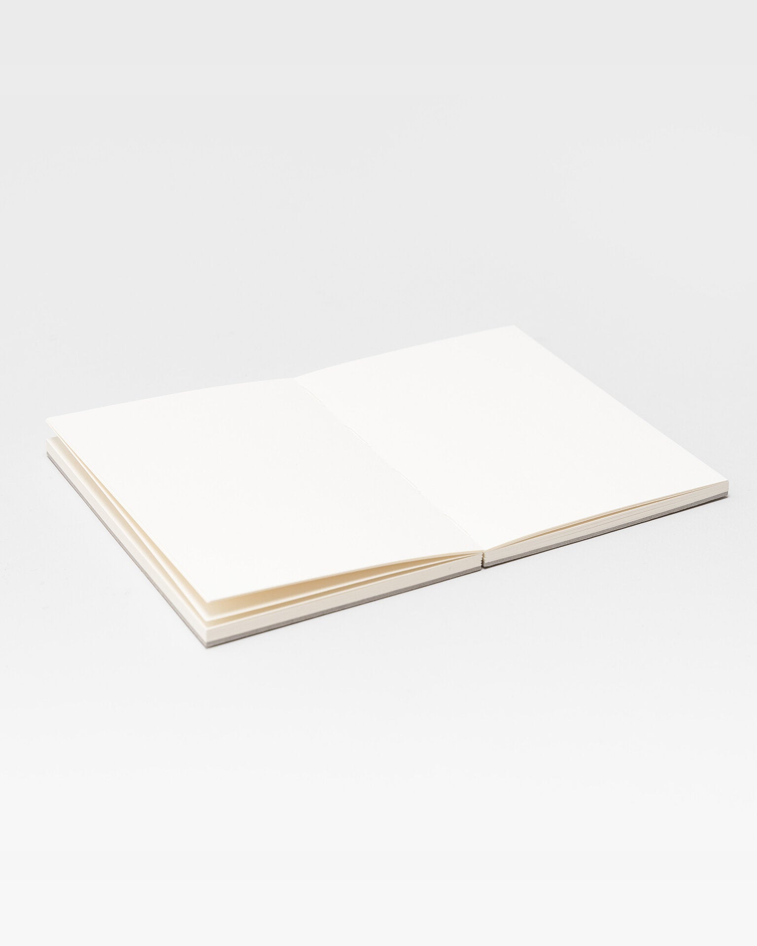 Pith Kabuso Flat-lay Schetsboek geopend en platliggend