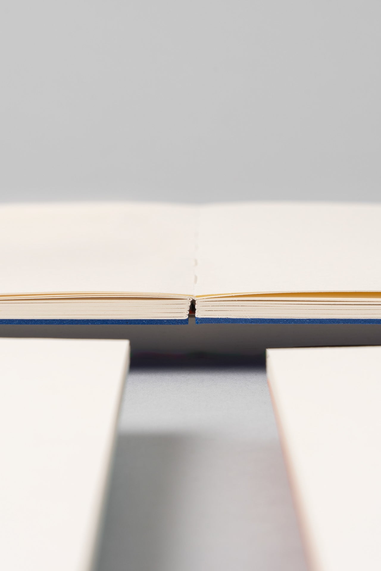 Close-up van de platliggende binding in een Pith Cara Cara Schetsboek met lege pagina's.
