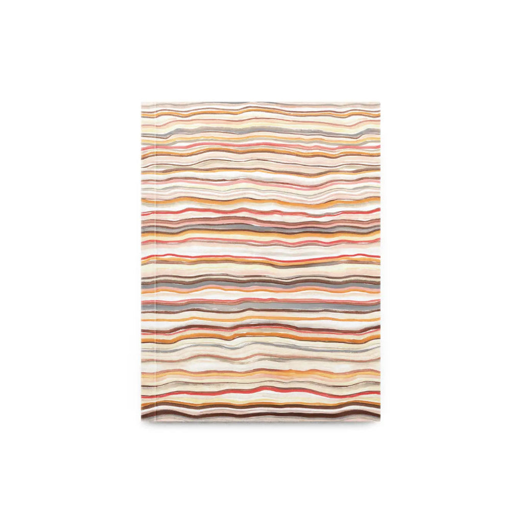 Petit Gramme Geologie A6 notitieboek met golvende horizontale strepen in aardetinten zoals oker, terracotta en bruin.