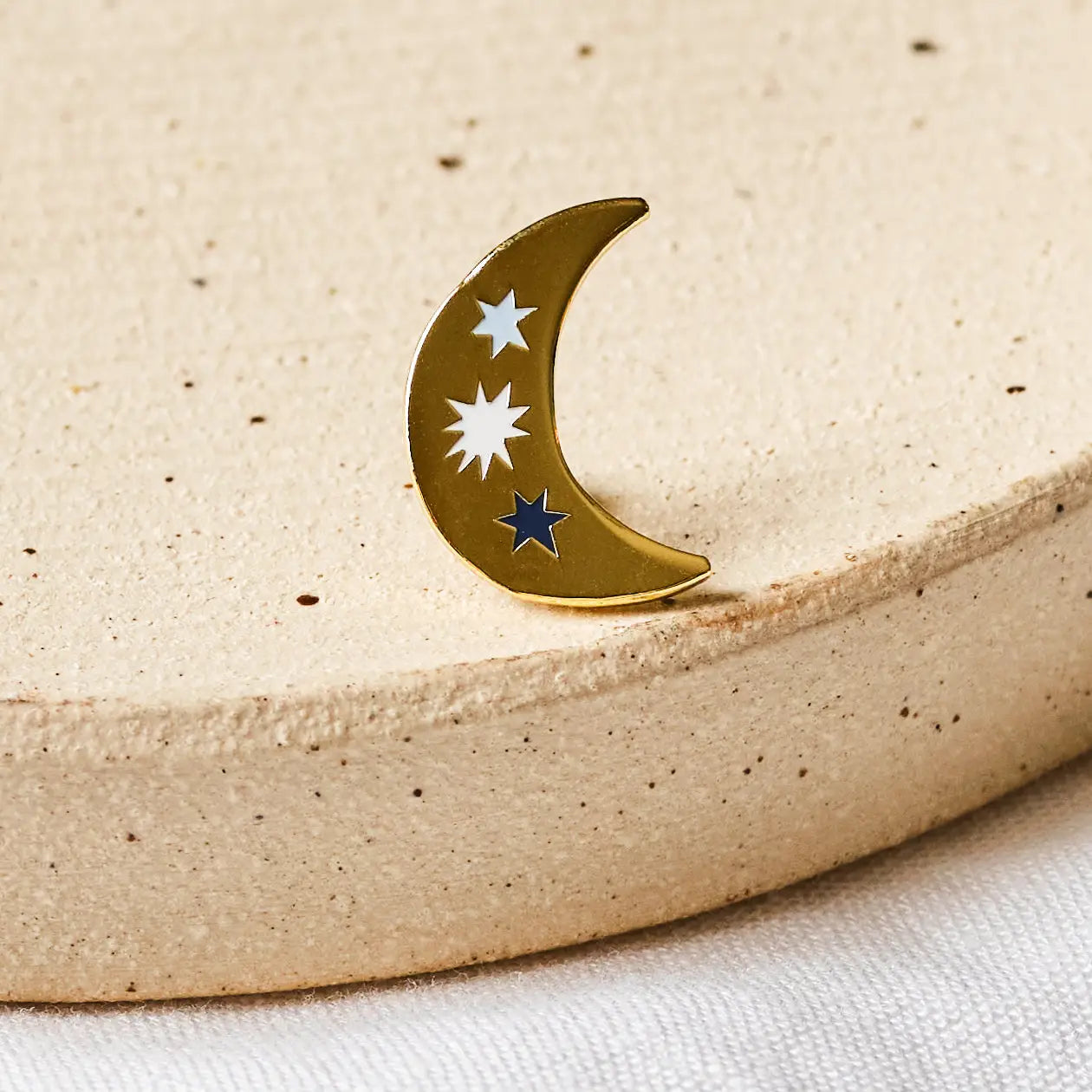 Claire Paul Emaille Speldbadge - Crescent Moon