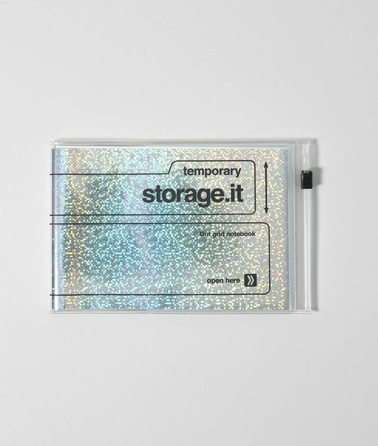 A6 Storage.it notebook van Mark's Inc. met een glinsterende zilveren holografische kaft en een doorzichtig opbergvakje met ritssluiting.