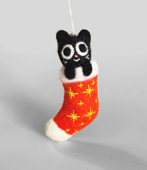 Vilt zwarte kat die uit een rode kerstsok met gele sterren gluurt. Handgemaakte kersthanger van Wrap.