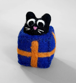 Handgemaakte vilten kersthanger van een zwarte kat in een blauwe geschenkdoos met oranje lint. Roland van Wrap.
