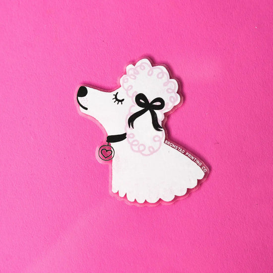 Doorzichtige sticker van een witte poedel met roze krullen, een zwarte strik en een hartvormig halsbandlabel op een felroze achtergrond.