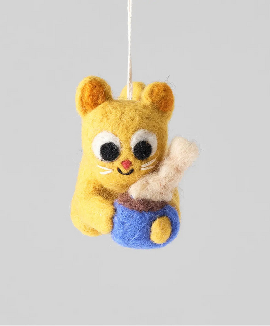 Wrap 'Chino' gele gevilte kerstornament in de vorm van een kat die een blauw kommetje vasthoudt. Voorzien van grote ogen en een ophangkoord.