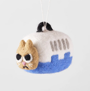 'Coco' vilten kerstornament in de vorm van een wrap: Chagrijnige bruine kat in een blauw-wit mandje met een zwart handvat en touwtje.