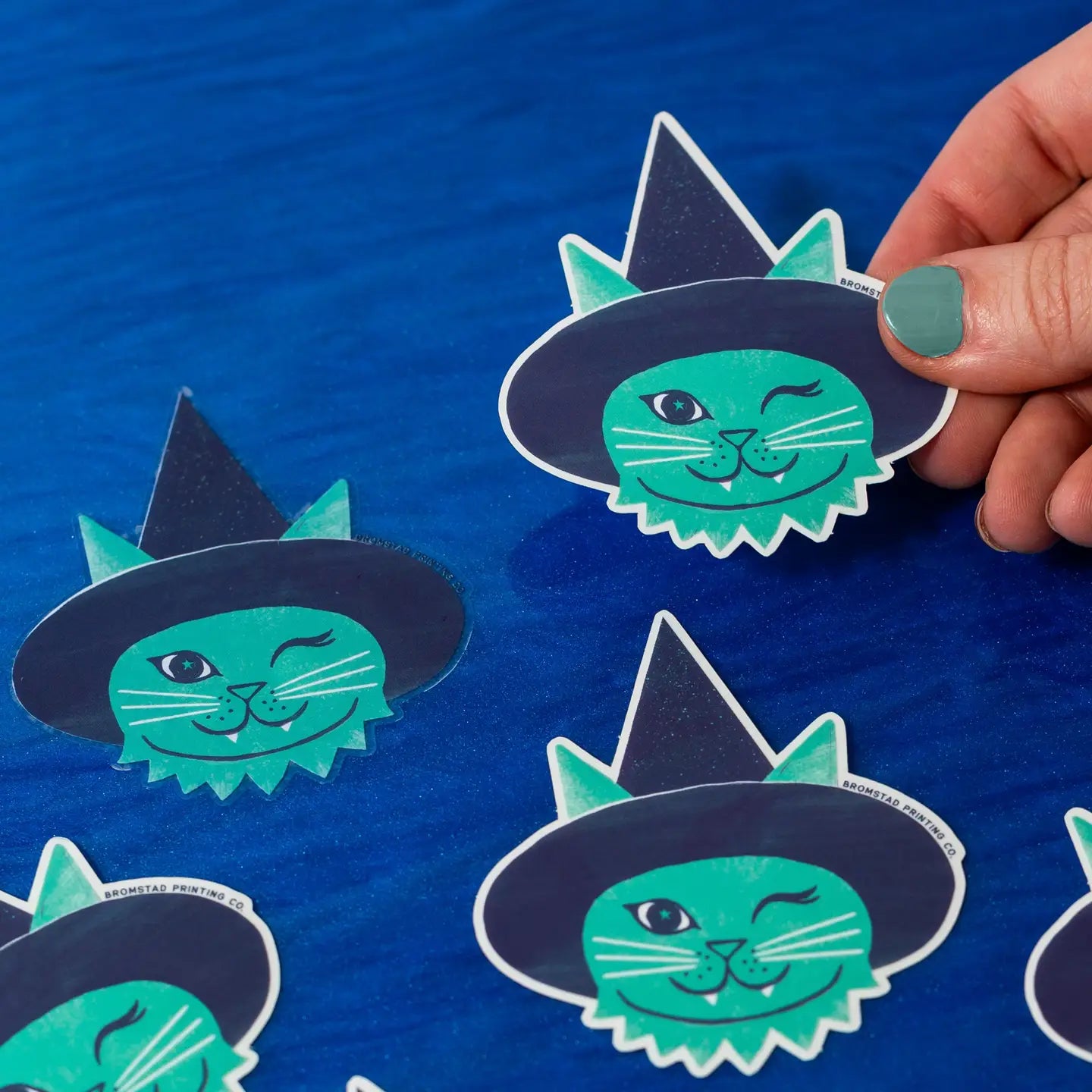 Knipperende blauwgroene heksenkatstickers met marineblauwe hoeden. Retro gestanst ontwerp met sterrenogen, witte snorharen en kleine hoektanden.