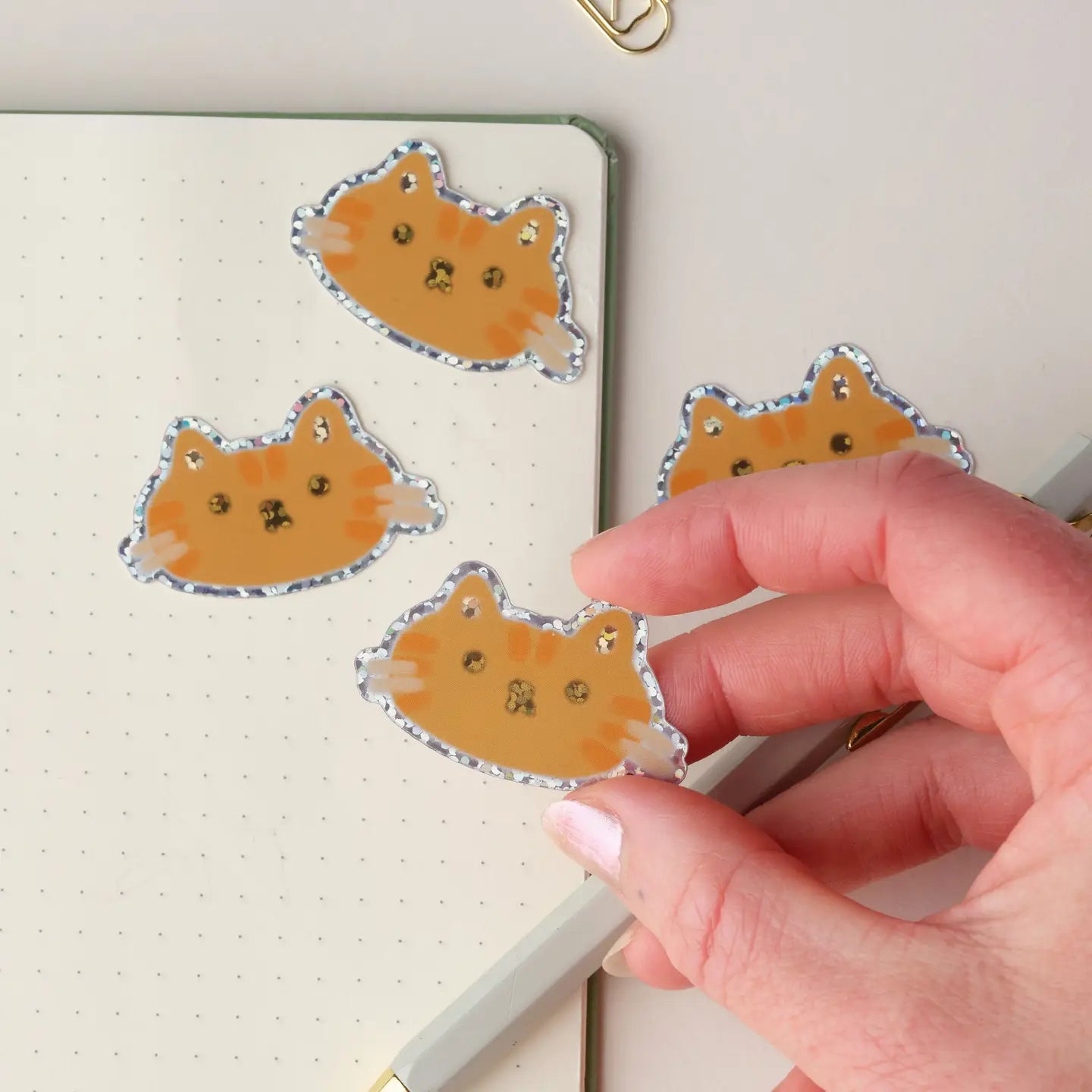 Claire Paul Holografische sticker - Lichtbruine kat