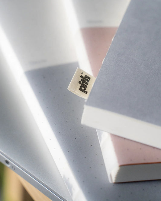 Pith Yuzu Flex Notebook Soft Grey Gelinieerd